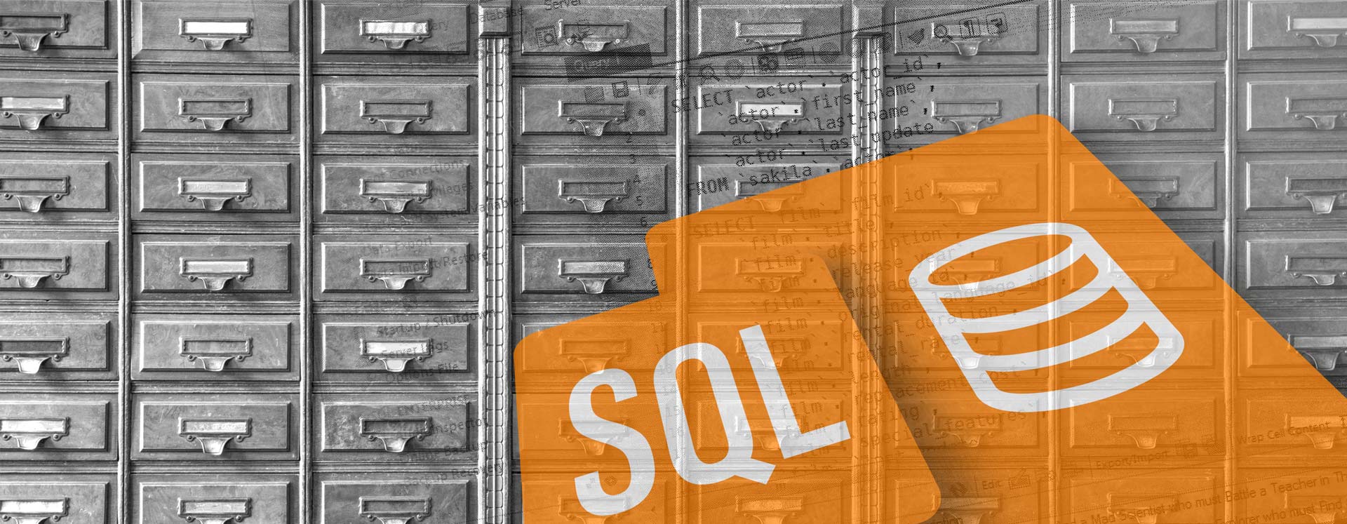Aktenschrank mit vielen Fächern mit Datenbank-Befehlen im Hintergrund sowie SQL und einem Datenbank-Symbol auf orangem Grund
