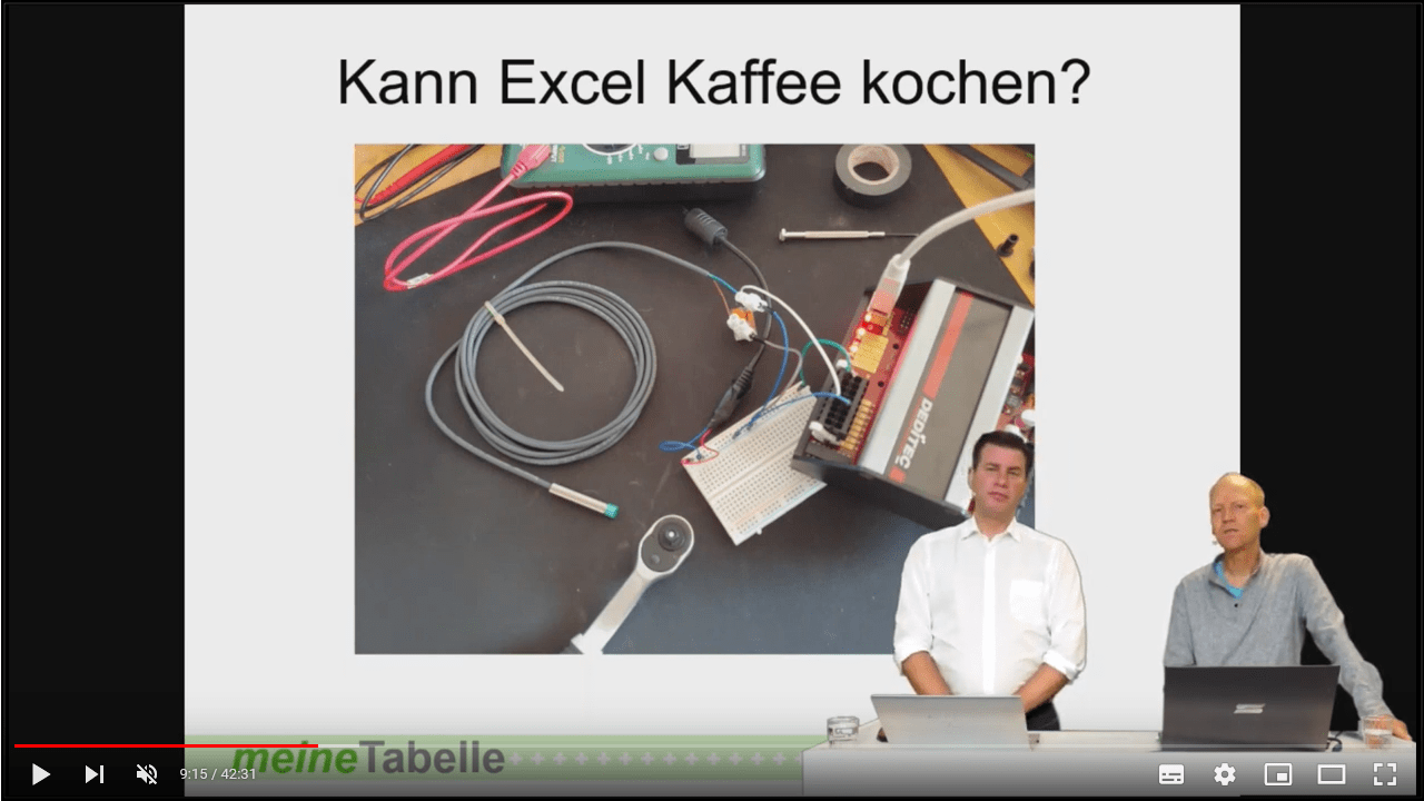 Screenshot eines YouTube-Videos, 2 Männer präsentieren eine PowerPoint-Präsentation zum Thema 'Kann Excel Kaffee kochen?'