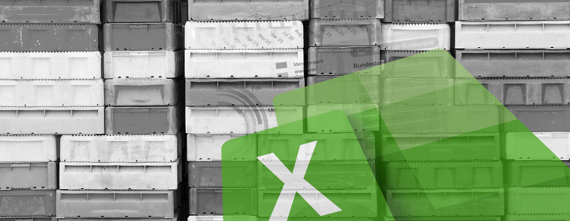Stapelkisten mit einer auf Excel basierenden Software-Oberfläche im Hintergrund sowie einem X auf grünem Grund