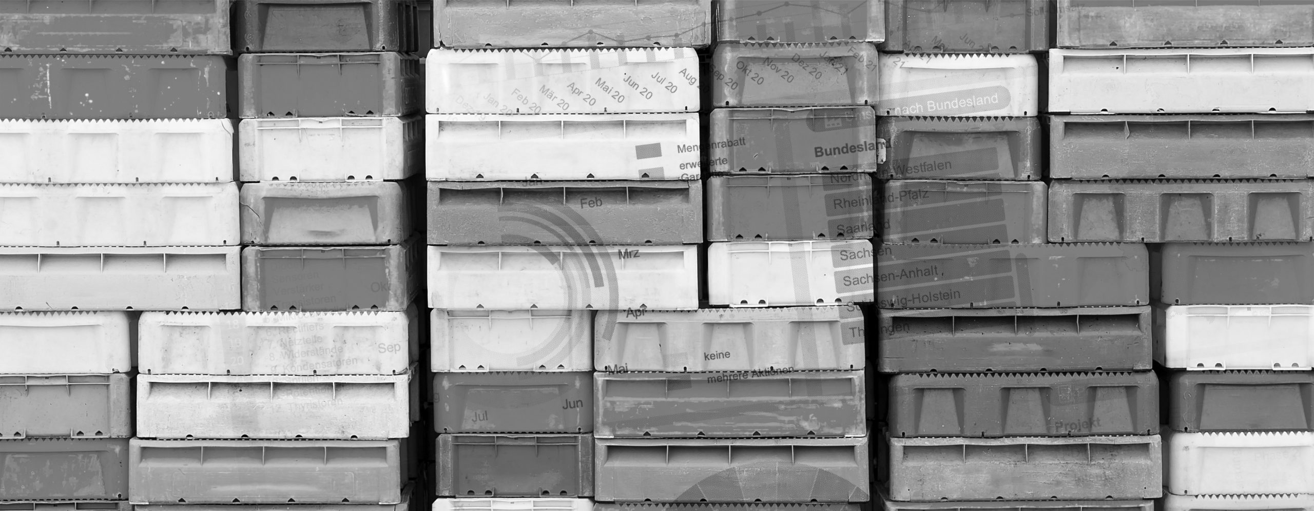 Stapelkisten mit grafischen Elementen von Web-Apps im Hintergrund